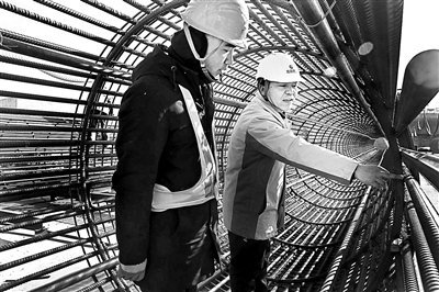 首都万名建设者坚守一线加油干