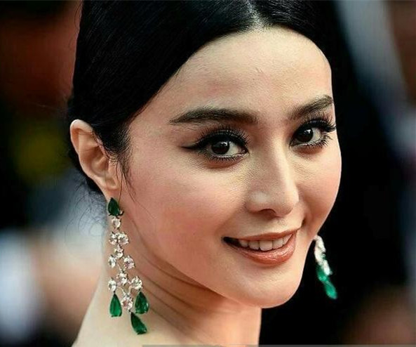 {BT8博龍}(央视镜头下的女明星对比) {BT8博龍}(央视镜头下的女明星对比)